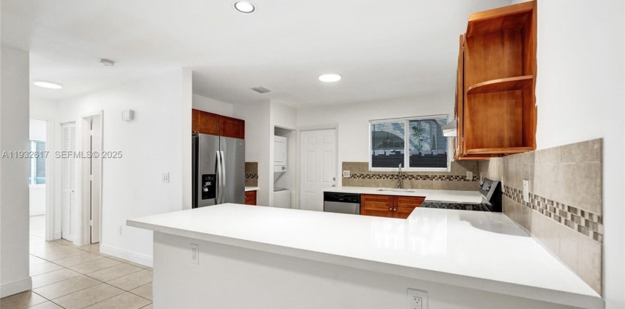 Дом в Халландейл-Бич, Флорида 3 спальни, 125.42м2 № 1991565