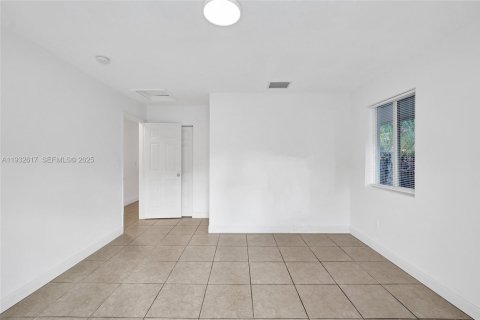 Снять в аренду виллу или дом в Халландейл-Бич, Флорида 3 спальни, 125.42м2, № 1991565 - фото 24