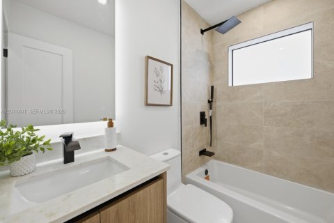 House in Miami, Florida 3 bedrooms, 134.24 sq.m. № 2075473 - photo 18