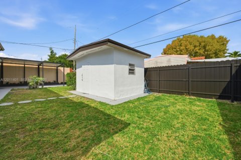 House in Miami, Florida 3 bedrooms, 134.24 sq.m. № 2075473 - photo 22