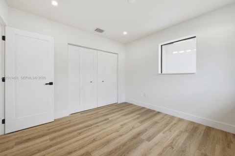House in Miami, Florida 3 bedrooms, 134.24 sq.m. № 2075473 - photo 16