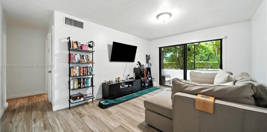 Condo in Palmetto Bay, Florida, 1 bedroom № 1888027
