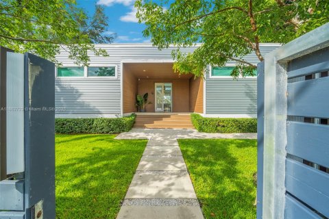 House in Miami, Florida 6 bedrooms № 1888984 - photo 11