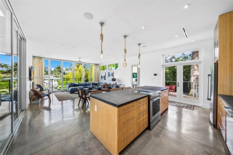 House in Miami, Florida 6 bedrooms № 1888984 - photo 21