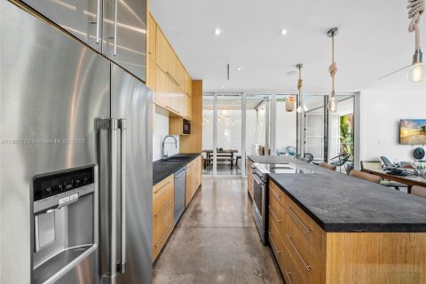 House in Miami, Florida 6 bedrooms № 1888984 - photo 20