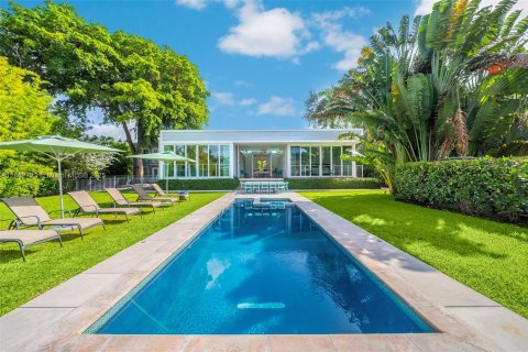 House in Miami, Florida 6 bedrooms № 1888984 - photo 1