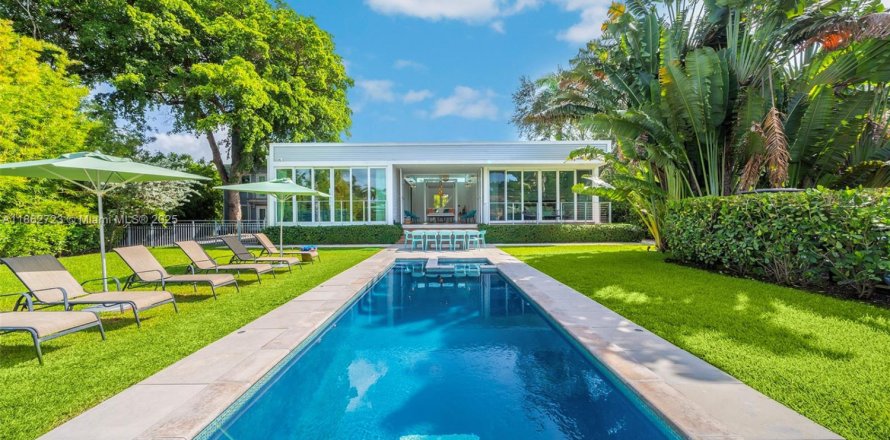 House in Miami, Florida 6 bedrooms № 1888984