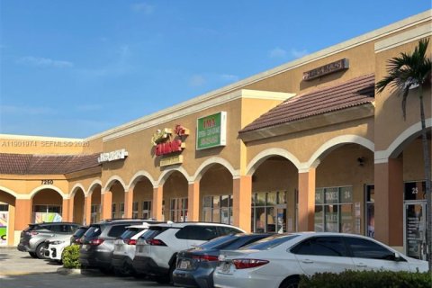 Commercial property in Hialeah, Florida № 2052313