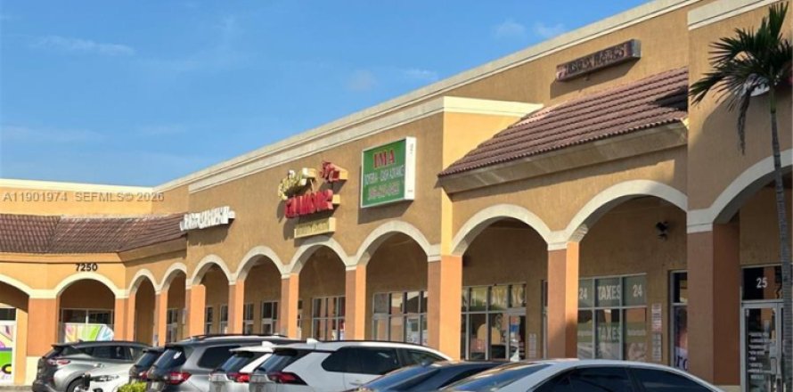 Commercial property in Hialeah, Florida № 2052313