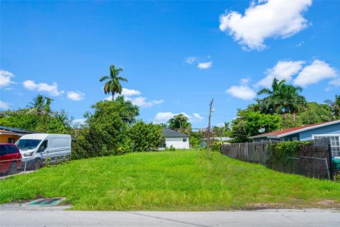 Terreno en venta en Miami, Florida № 1944784 - foto 1