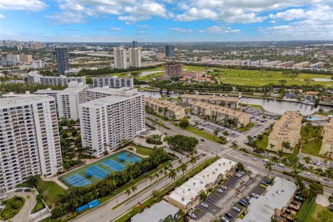 Condominio en Hallandale Beach, Florida, 3 dormitorios  № 1969465