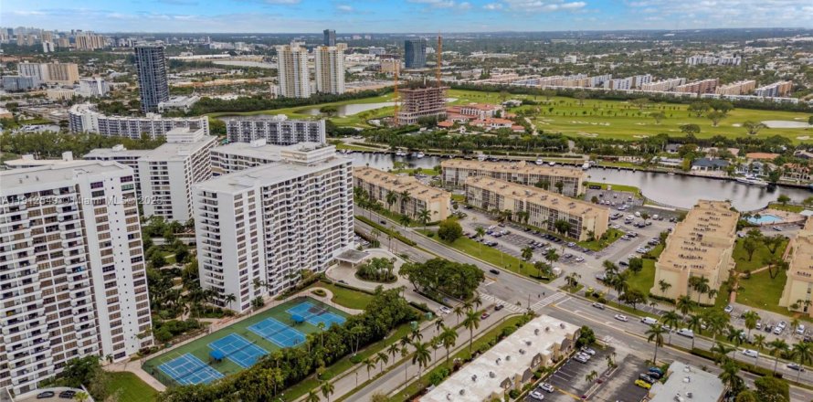 Condominio en Hallandale Beach, Florida, 3 dormitorios  № 1969465