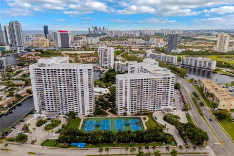 Condominio en venta en Hallandale Beach, Florida, 3 dormitorios, 165.37 m2 № 1969465 - foto 2