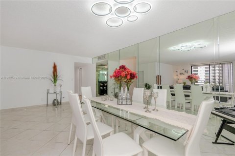 Condominio en venta en Hallandale Beach, Florida, 3 dormitorios, 165.37 m2 № 1969465 - foto 16