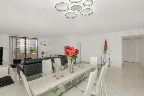 Condominio en venta en Hallandale Beach, Florida, 3 dormitorios, 165.37 m2 № 1969465 - foto 15