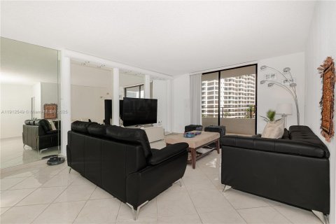 Condominio en venta en Hallandale Beach, Florida, 3 dormitorios, 165.37 m2 № 1969465 - foto 19