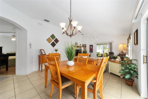 House in The Villages, Florida 2 bedrooms, 111.11 sq.m. № 2152364 - photo 11