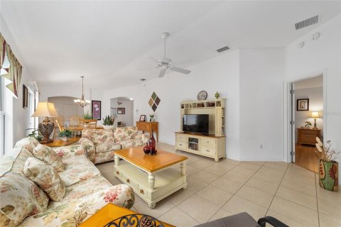 House in The Villages, Florida 2 bedrooms, 111.11 sq.m. № 2152364 - photo 15