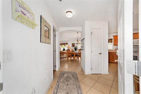 House in The Villages, Florida 2 bedrooms, 111.11 sq.m. № 2152364 - photo 10
