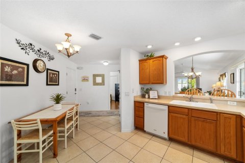 House in The Villages, Florida 2 bedrooms, 111.11 sq.m. № 2152364 - photo 8