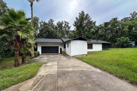 House in Fruitland Park, Florida 3 bedrooms, 147.06 sq.m. № 1899819 - photo 1
