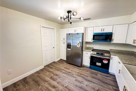 House in Fruitland Park, Florida 3 bedrooms, 147.06 sq.m. № 1899819 - photo 4