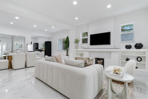 Villa ou maison à vendre à Miami, Floride: 4 chambres, 156.08 m2 № 1998355 - photo 6