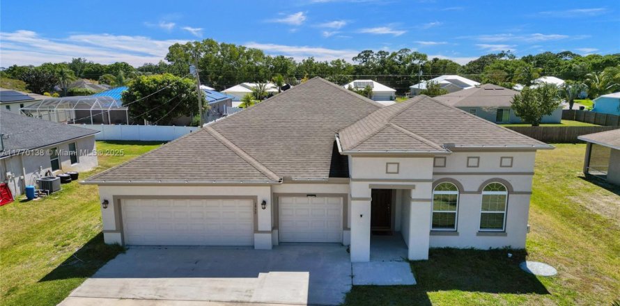 House in Port St. Lucie, Florida 5 bedrooms, 219.34 sq.m. № 1870024