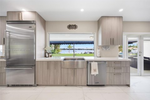 Casa en venta en Miami, Florida, 4 dormitorios, 204.94 m2 № 2081700 - foto 16