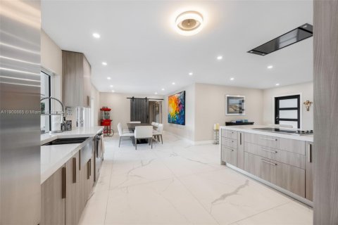 Casa en venta en Miami, Florida, 4 dormitorios, 204.94 m2 № 2081700 - foto 17