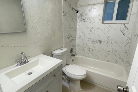 House in Pompano Beach, Florida 3 bedrooms, 112.41 sq.m. № 1780070 - photo 10