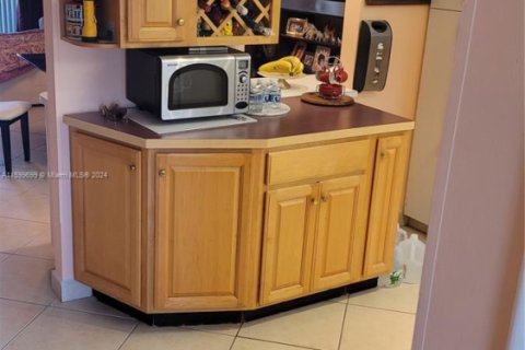 Condo in Pembroke Pines, Florida, 2 bedrooms  № 1209664 - photo 1