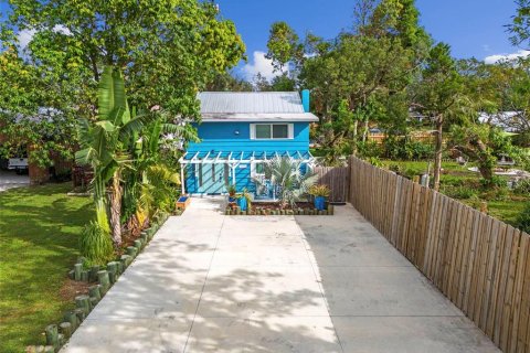 House in Sarasota, Florida 3 bedrooms, 145.11 sq.m. № 2237356 - photo 10