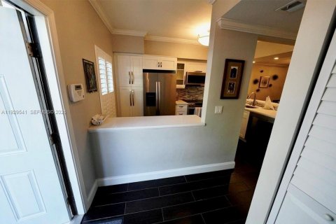 Снять в аренду таунхаус в Плантация, Флорида 2 спальни, 103.12м2, № 1987682 - фото 3