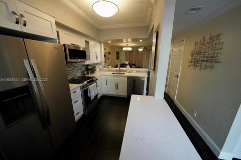 Снять в аренду таунхаус в Плантация, Флорида 2 спальни, 103.12м2, № 1987682 - фото 4