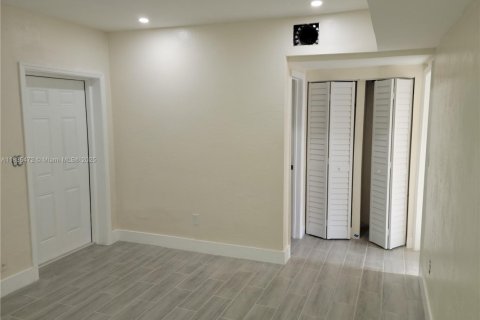 House in Miami, Florida 1 bedroom, 256.87 sq.m. № 1818323 - photo 4
