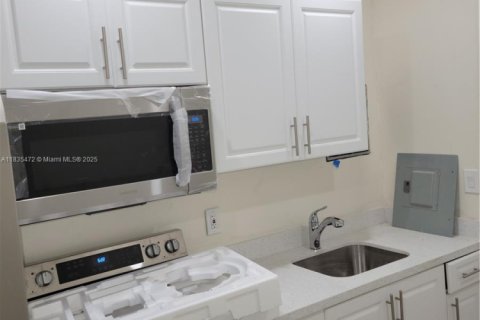 House in Miami, Florida 1 bedroom, 256.87 sq.m. № 1818323 - photo 3