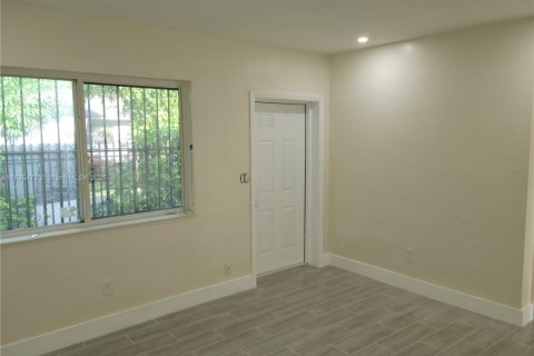House in Miami, Florida 1 bedroom, 256.87 sq.m. № 1818323 - photo 2
