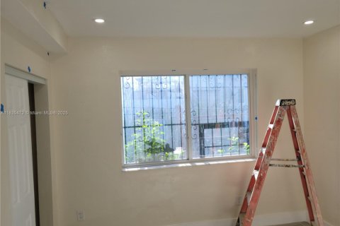 House in Miami, Florida 1 bedroom, 256.87 sq.m. № 1818323 - photo 1