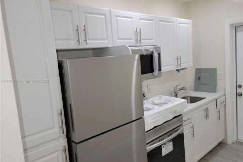 House in Miami, Florida 1 bedroom, 256.87 sq.m. № 1818323 - photo 5