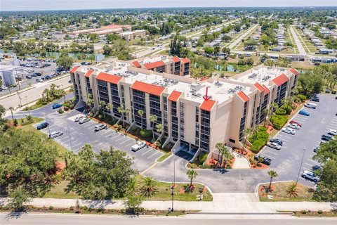 Condominio en venta en Port Charlotte, Florida, 1 dormitorio, 58.9 m2 № 1725483 - foto 1