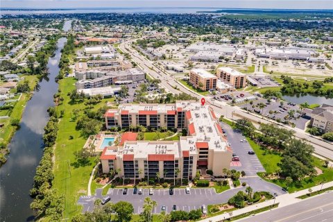 Condominio en venta en Port Charlotte, Florida, 1 dormitorio, 58.9 m2 № 1725483 - foto 26
