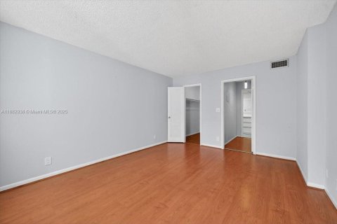 Copropriété à vendre à Hallandale Beach, Floride: 1 chambre, 67.82 m2 № 1931991 - photo 11
