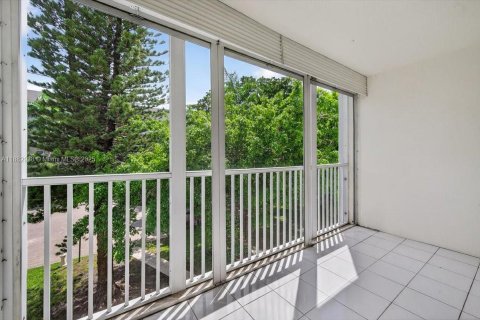 Condo in Hallandale Beach, Florida, 1 bedroom  № 1931991 - photo 4