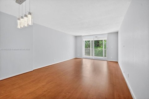 Condo in Hallandale Beach, Florida, 1 bedroom  № 1931991 - photo 3