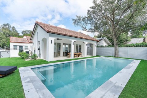 Casa en alquiler en Miami, Florida, 4 dormitorios, 102.66 m2 № 1939766 - foto 1