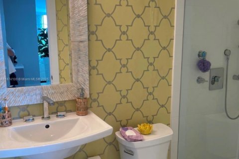 Condo in Miami Beach, Florida, 2 bedrooms  № 1925808 - photo 14