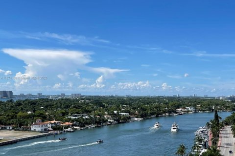 Condo in Miami Beach, Florida, 2 bedrooms  № 1925808 - photo 23