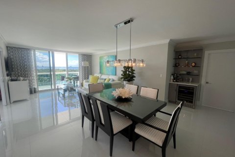 Condo in Miami Beach, Florida, 2 bedrooms  № 1925808 - photo 4