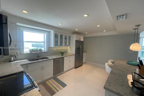 Condo in Miami Beach, Florida, 2 bedrooms  № 1925808 - photo 7